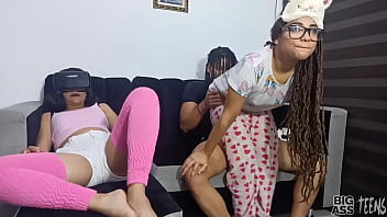 Sexo con hiajstra  y mi esposa casi nos descubre follando en el sofa, la bella mummy no puede descarsar y viene a que le ayude y no se resiste a mi polla adulta Fuck-a-thon ass-fuck