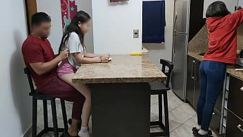 Mi Sobrina Traviesa le Gusta Comer Sentada en las Piernas del Tio Pervertido al Frente de su Mujer