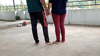 छत पर खड़ी पड़ोसी की सुन्दर बीवी को पटाया और फिर दर्द नाक चोदा Gonzo Bhabhi Intercourse