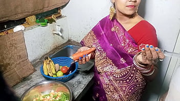 सेक्सी भाभी को मॉर्निंग में किचन में खाना बनाते समय चोदा Hard-core Kitchen Fuck-fest