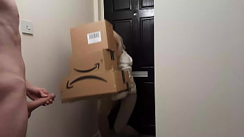 Kinky milking off stud meets an Amazon delivery woman and she decides to help him jizz